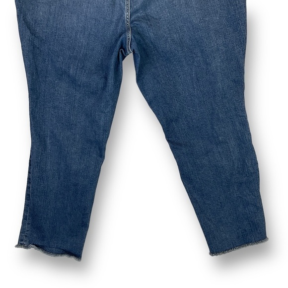 Torrid Crop Boyfriend Womens Jeans Sz 22 Distressed Frayed Hem Stretch Denim - Picture 9 of 12